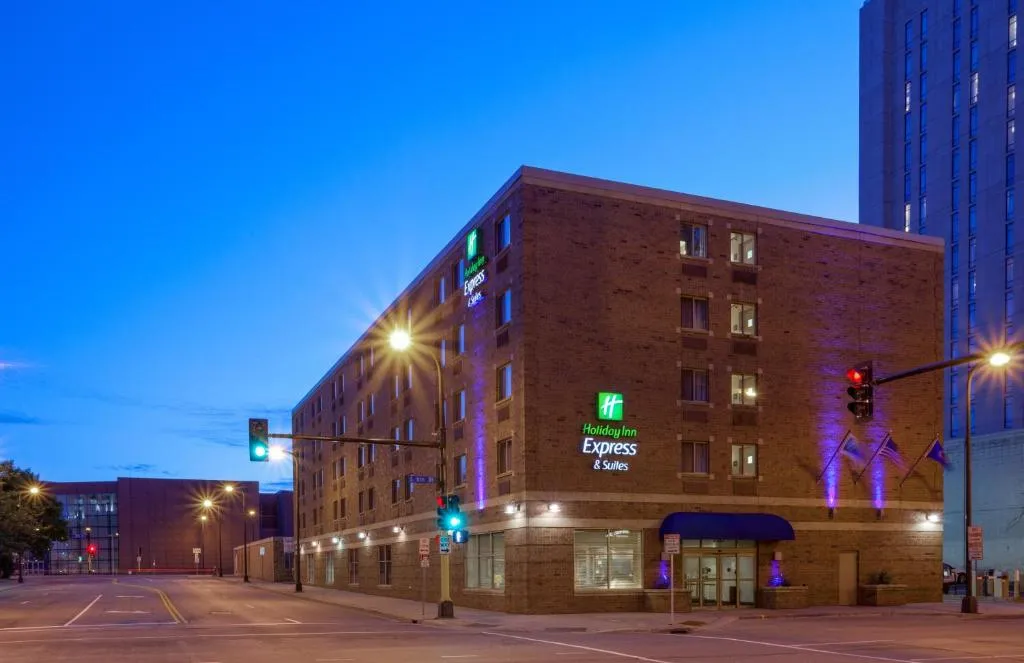 Holiday Inn Express Hotel & Suites Minneapolis-Downtown Convention Center by IHG
