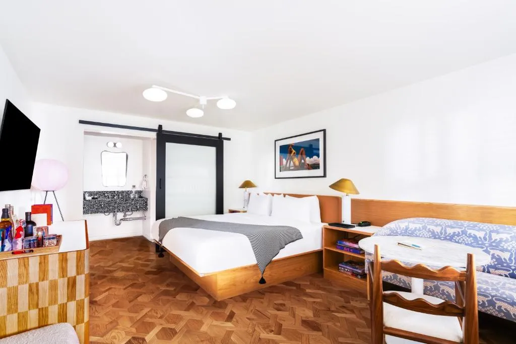 Short Stories Hotel Near The Grove