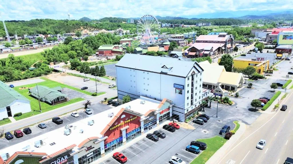 Mountain Vista Inn & Suites - Walking Distance to the Island